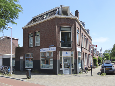 902424 Gezicht op het hoekpand Van Humboldtstraat 39 te Utrecht; in het pand is '+ Corona PCR Testen' gevestigd. Rechts ...